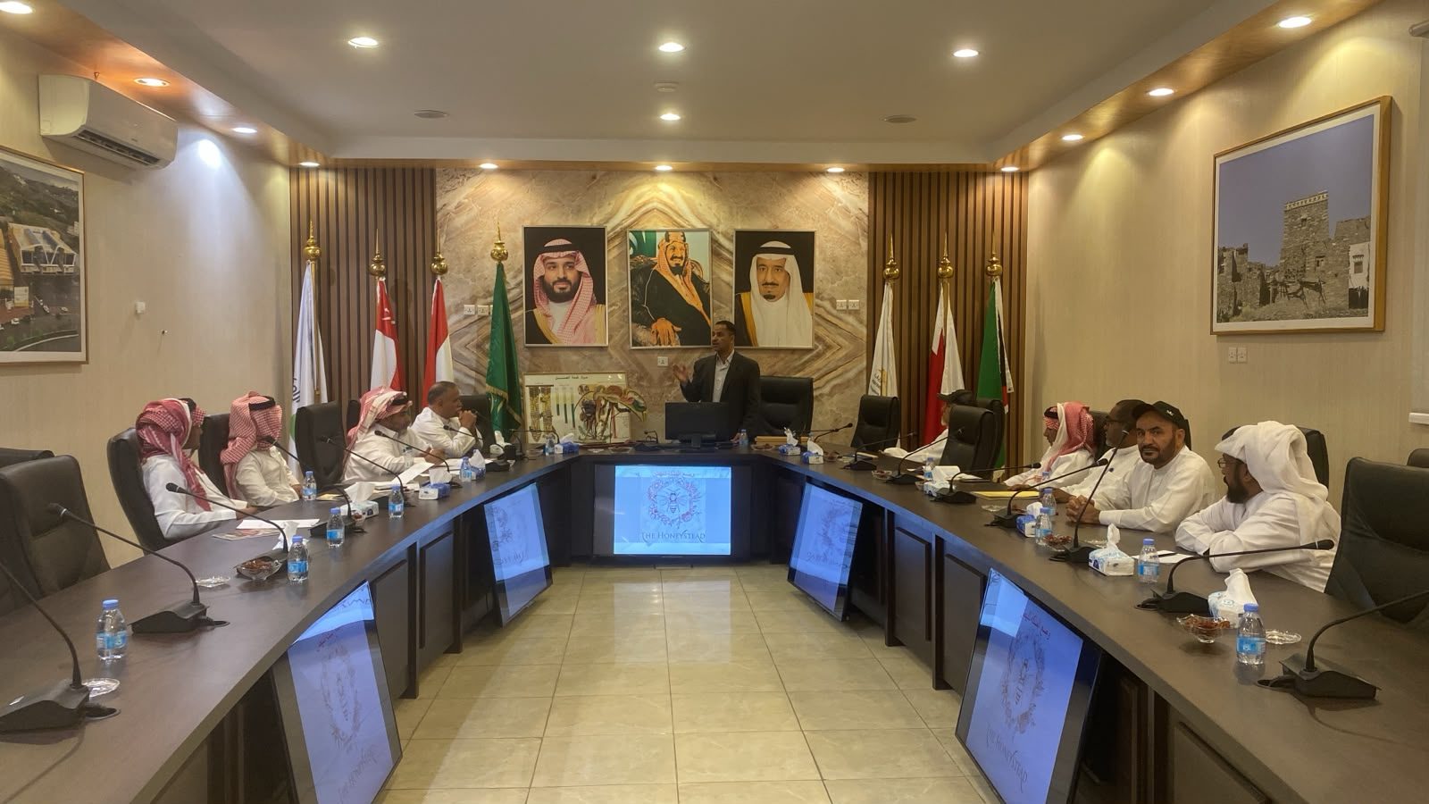 جلسة في مقر المعهد بالباحة