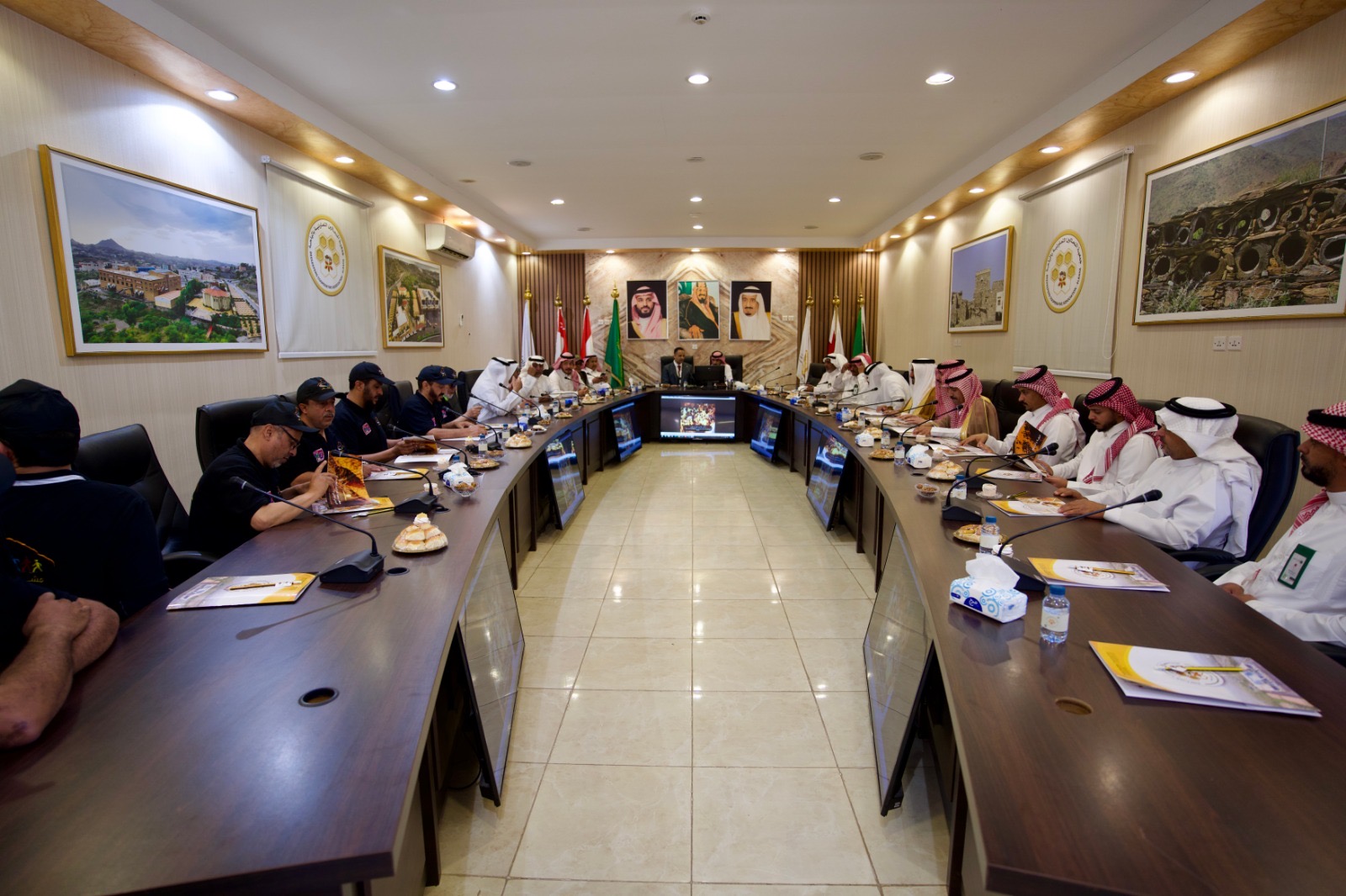استقبال وفد زائر في مقر المعهد بالباحة