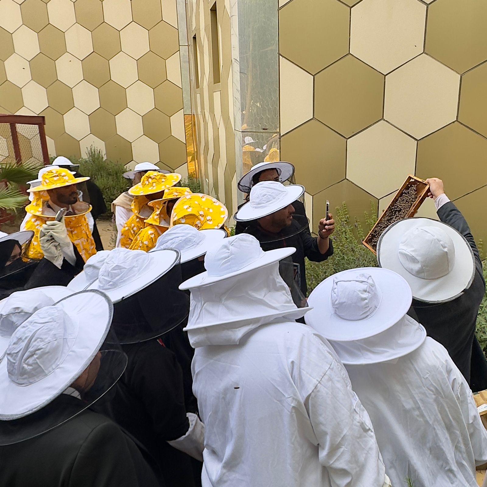 المعهد يستقبل نزلاء وإداريي جمعية إكرام لرعاية المسنين في زيارة تعريفية
