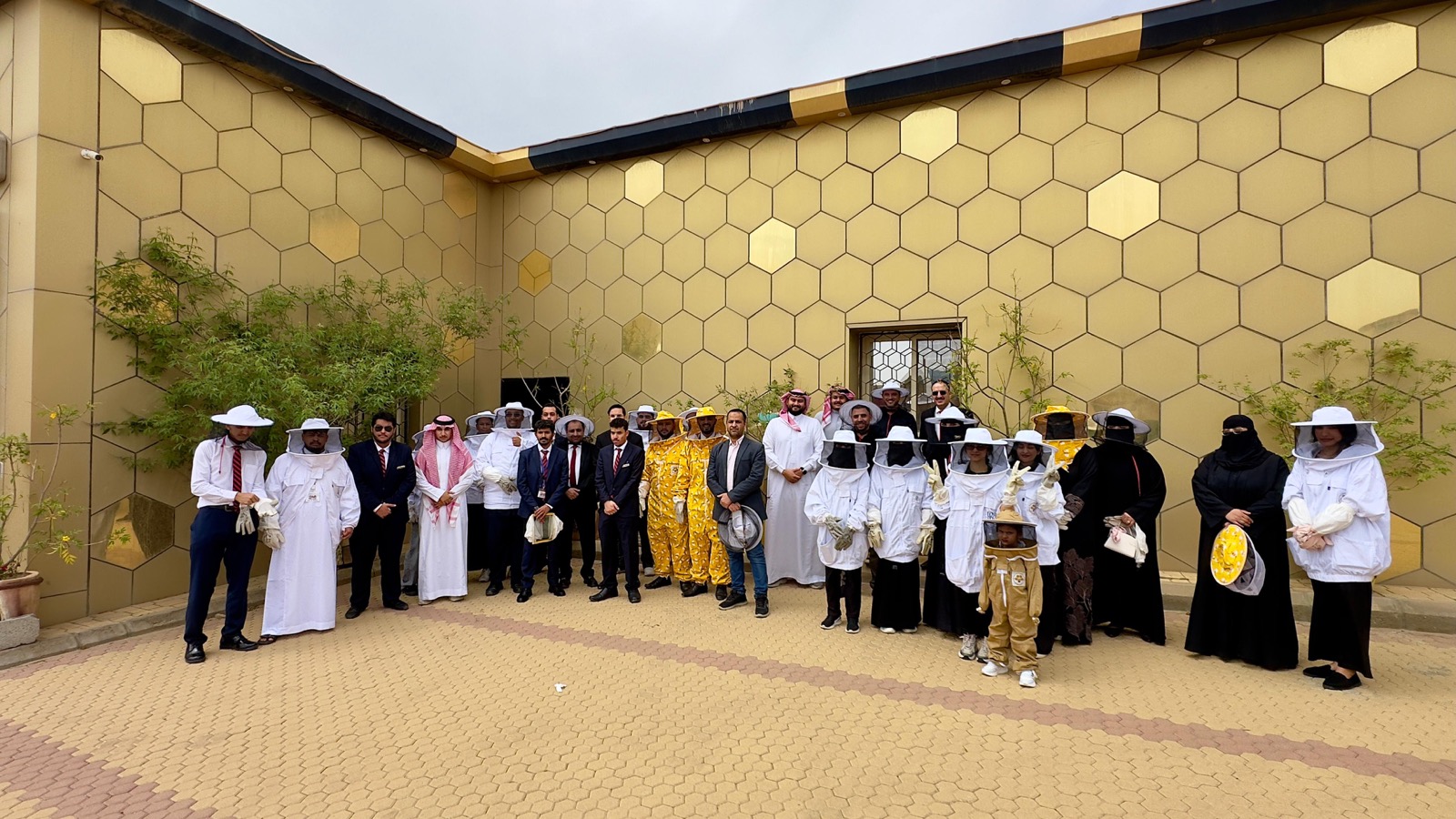 ضيوف المعهد العالي للسياحة والضيافة في جولة بمنشآت الجمعية والسياحة النحلية